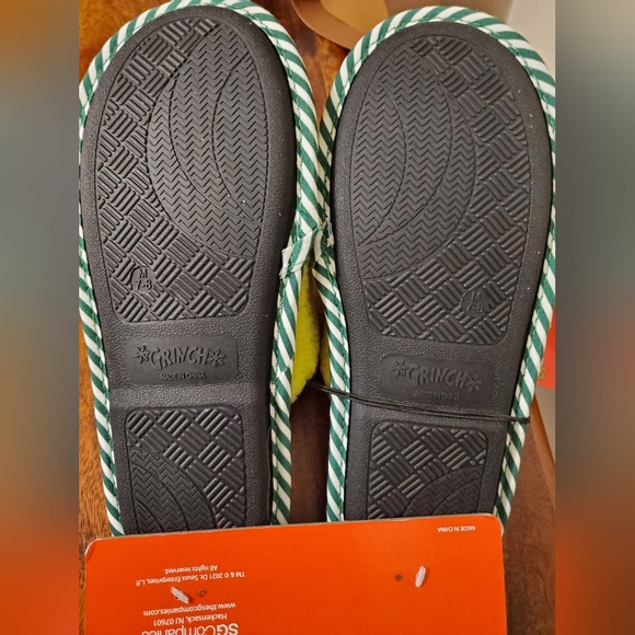 Ladies grinch slippers - Picture 2 of 2